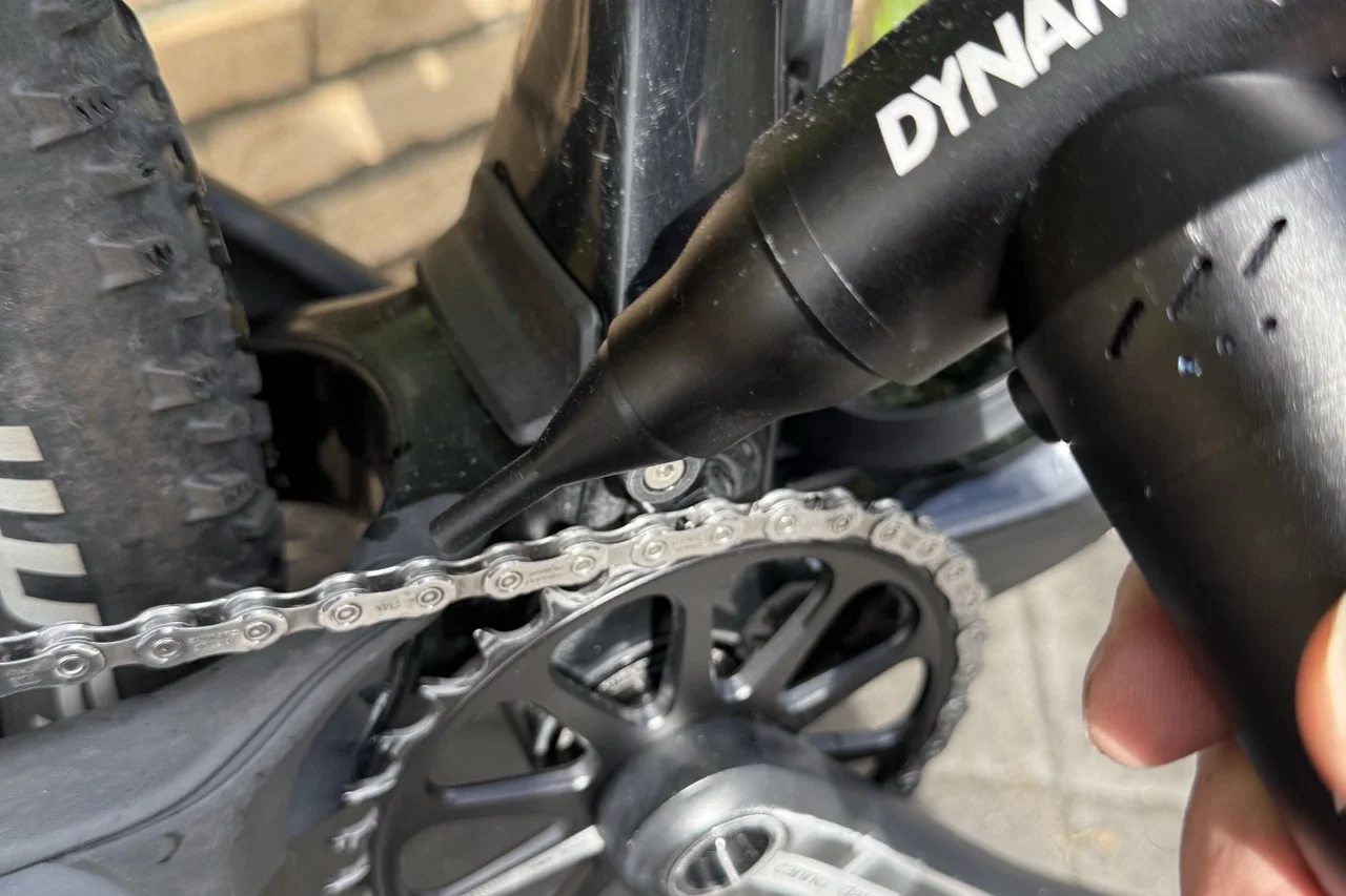 Dynamic AirForce Max blowing water out of the chainring and chain on a Cannondale Scalpel
