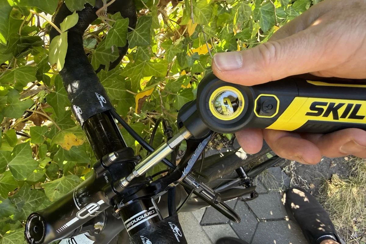 SKIL 2714 VL screwdriver with an extension bit at a Cannondale stem bolt, the stem clearly stamped 5-8 N·m
